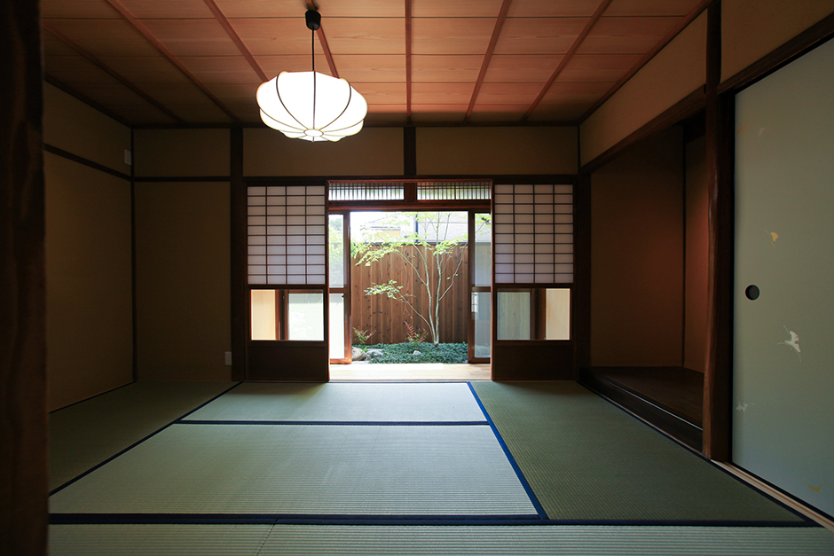 京都の哲学の道近くのリノベーション京町家物件の座敷と縁側