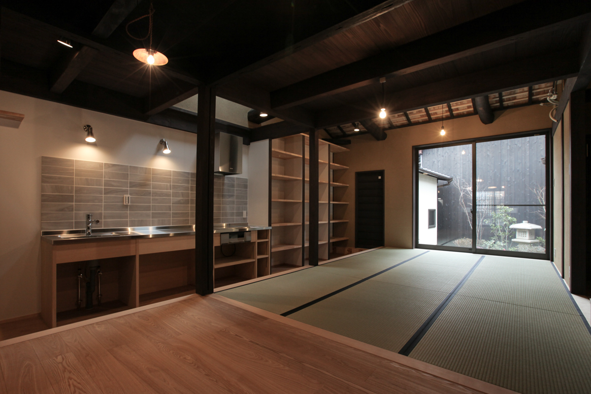 京都のリノベーション織屋建京町家物件の板間と和室