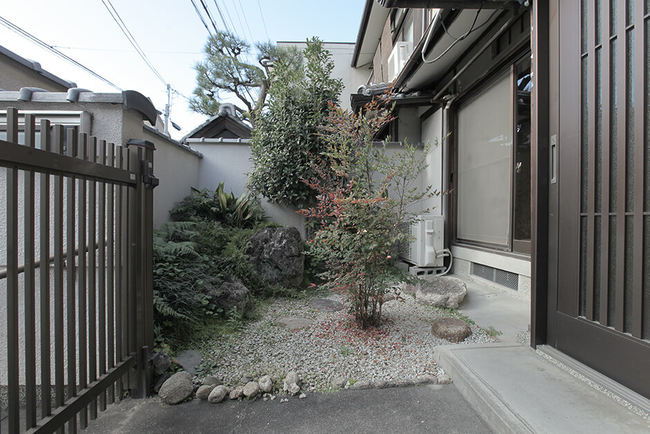 松ヶ崎の中古戸建物件の前庭