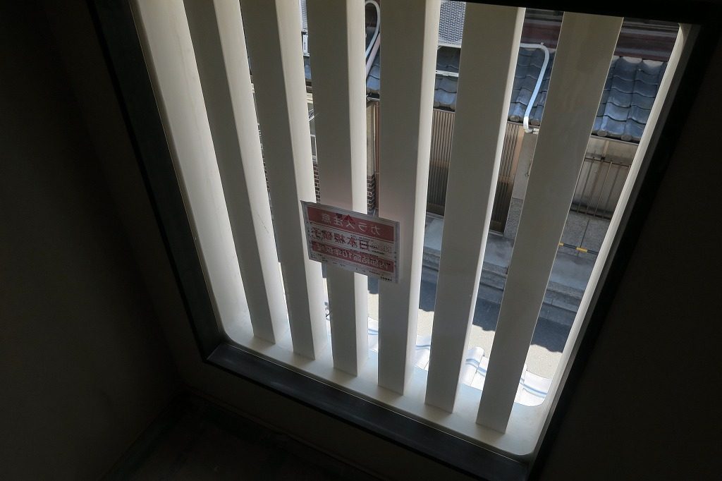 京都御所の近くのリノベーション京町家の虫籠窓