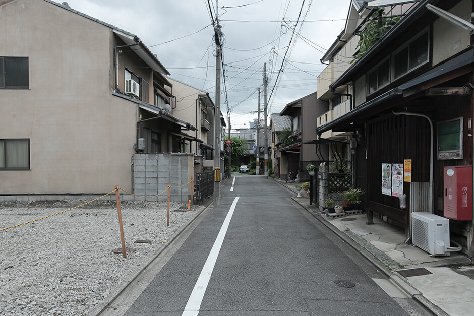 京都駅近くの建築条件無し売り土地物件の前道
