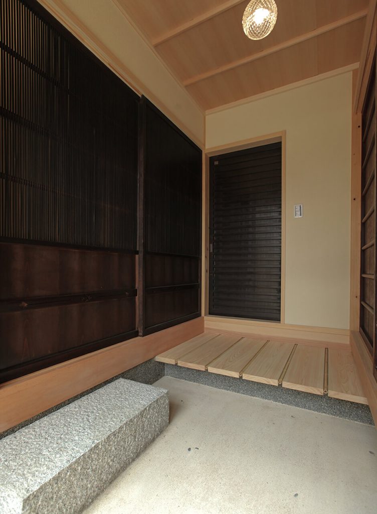 京都の上七軒のリノベーション京町家物件の玄関