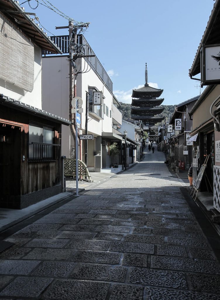 京都建仁寺近くの法観寺五重塔と八坂通