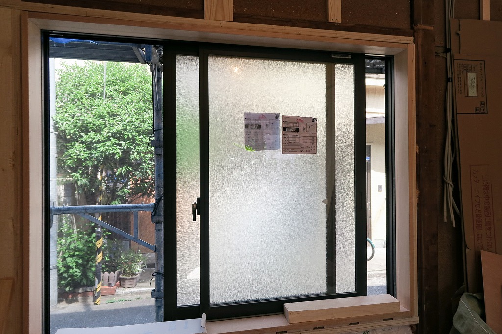京都の鴨川をのぞむリノベーション賃貸戸建物件の窓