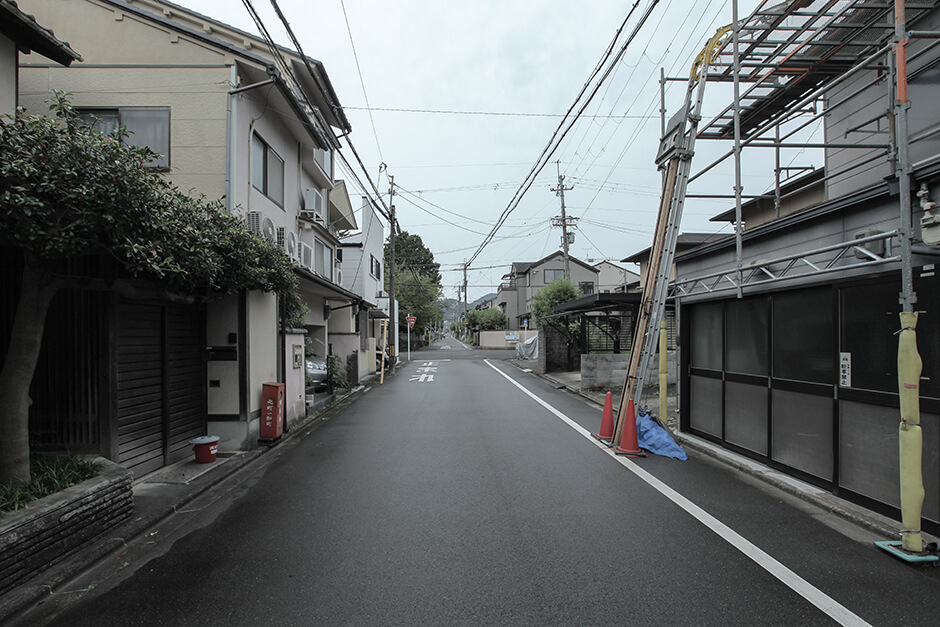 北区の賀茂川近くの中古テラスハウスの前道