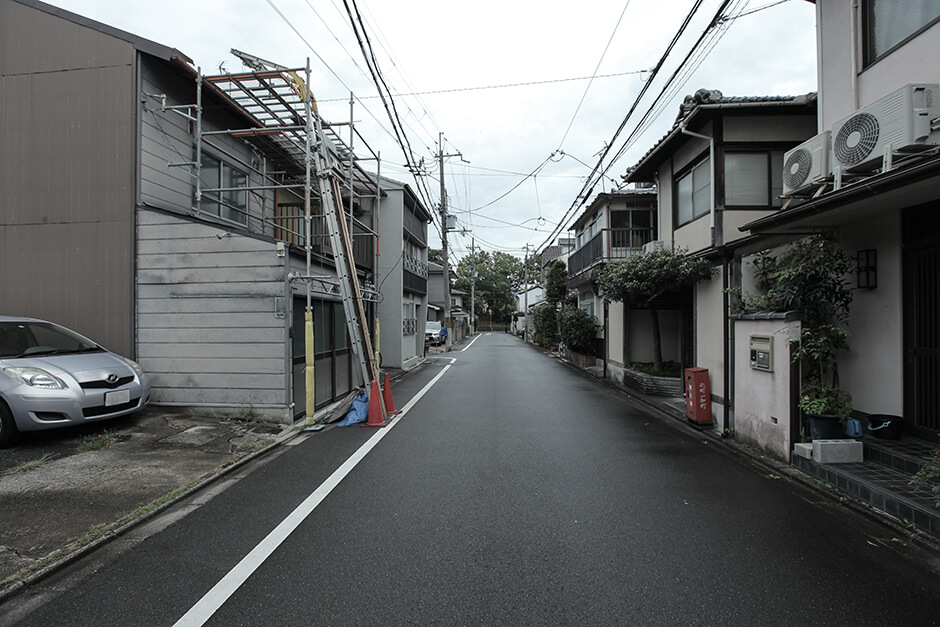 北区の賀茂川近くの中古テラスハウスの前道