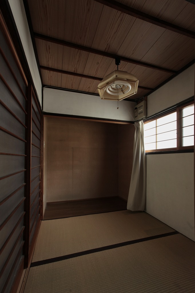 京都の谷崎潤一郎が暮らした京町家の和室と板間
