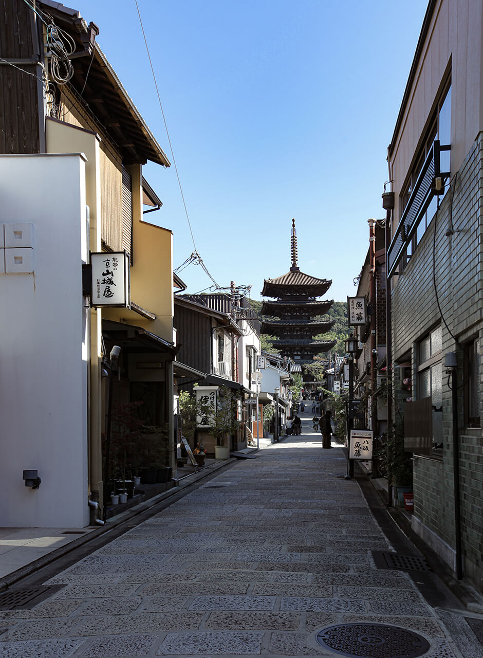 リノベーション済京町家物件の近くの八坂通と八坂の塔