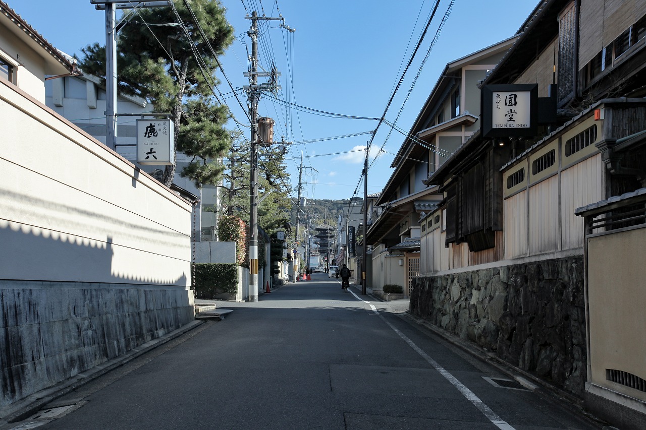 リノベーション京町家物件の近くの八坂通