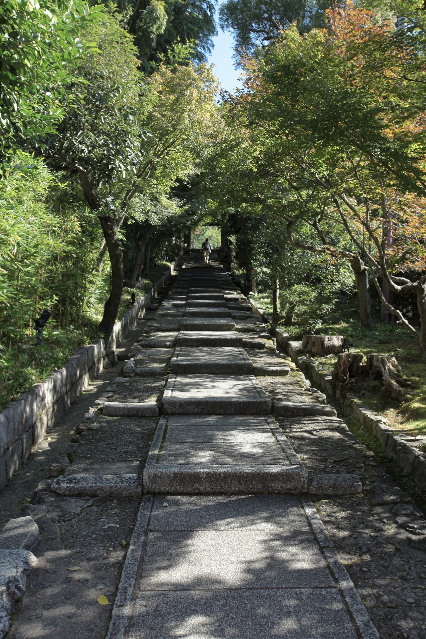 リノベーション済京町家物件の近くの高台寺参道