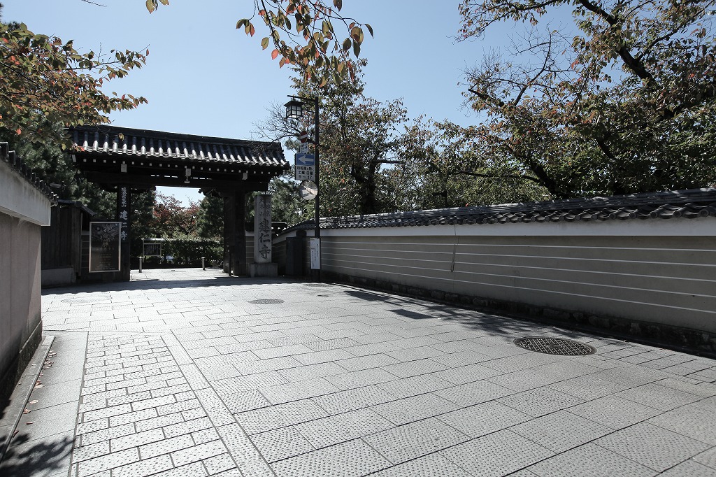 リノベーション済京町家物件の近くの建仁寺北門と花見小路