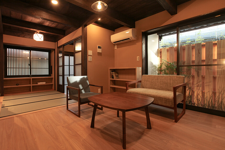京都の祇園の南のリノベーション京町家物件のLDKと家具