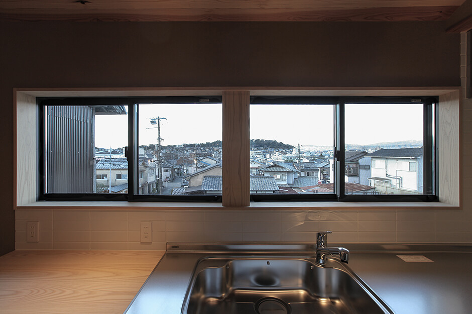 哲学の道に面するリノベーション京町家物件のキッチンからの眺望