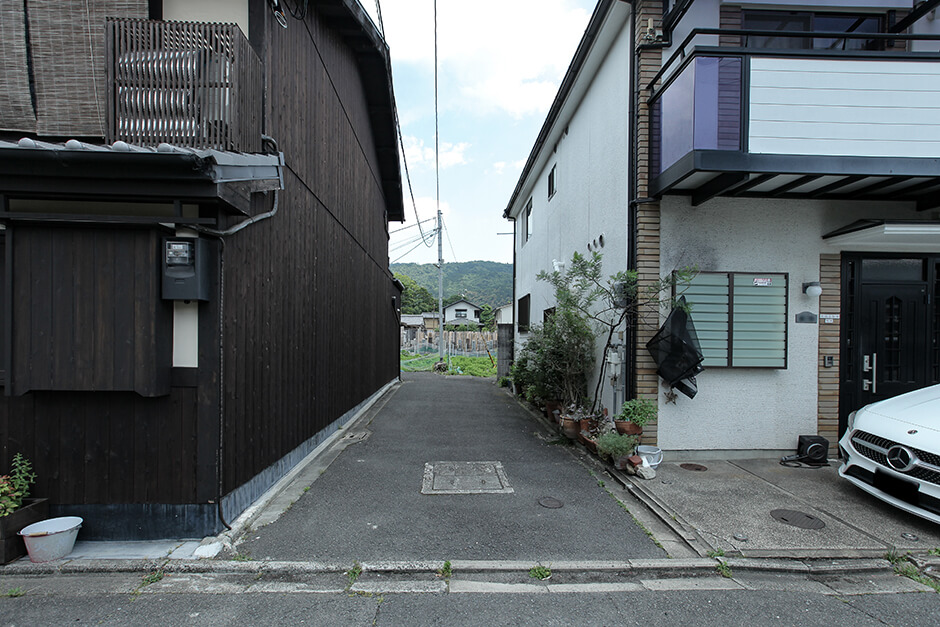 京都の岡崎エリアの建築条件無し売土地物件の進入路