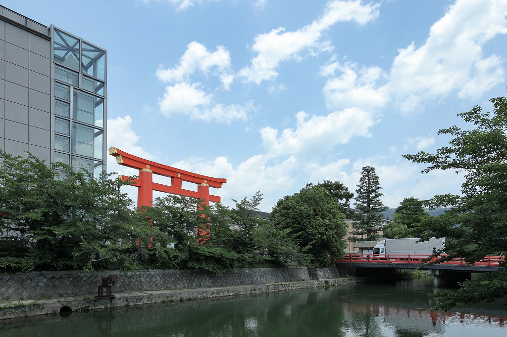 左京区岡崎の売り土地物件近くの平安神宮大鳥居と琵琶湖疎水