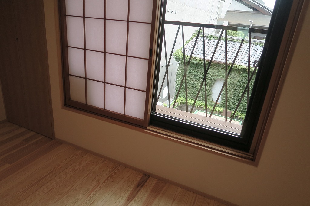 京都のリノベーション中古物件の洋室と内障子