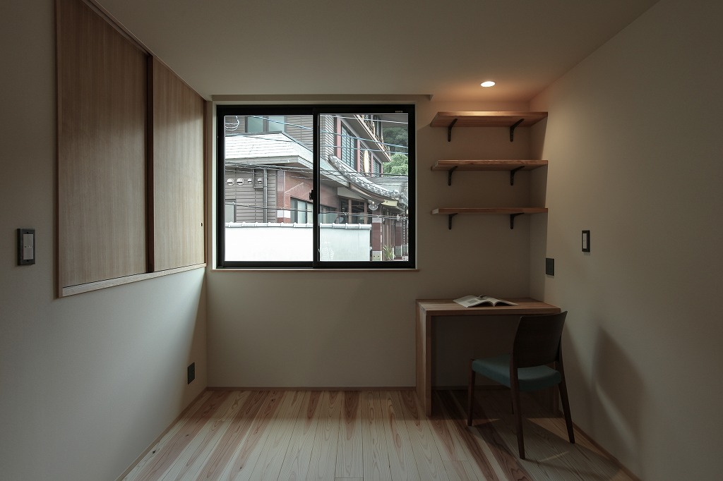 京都の三条通近くのリノベーション物件のワークスペース付の洋室