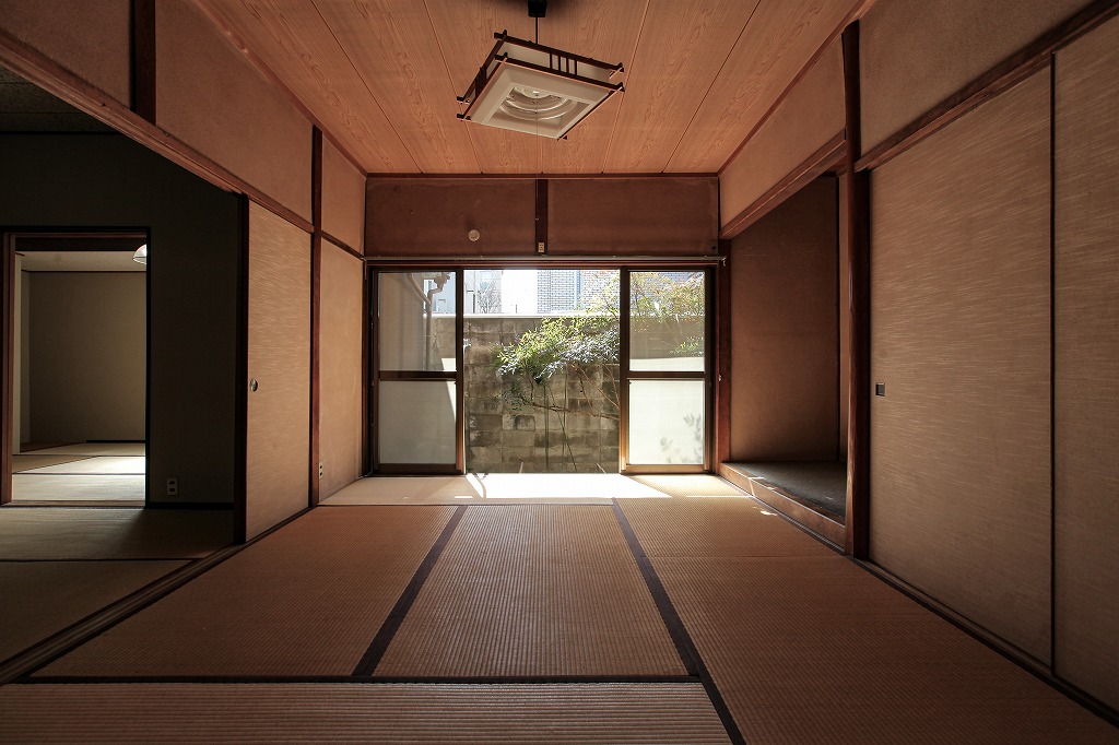 京都の北山通近くの未改装中古戸建物件の座敷と庭
