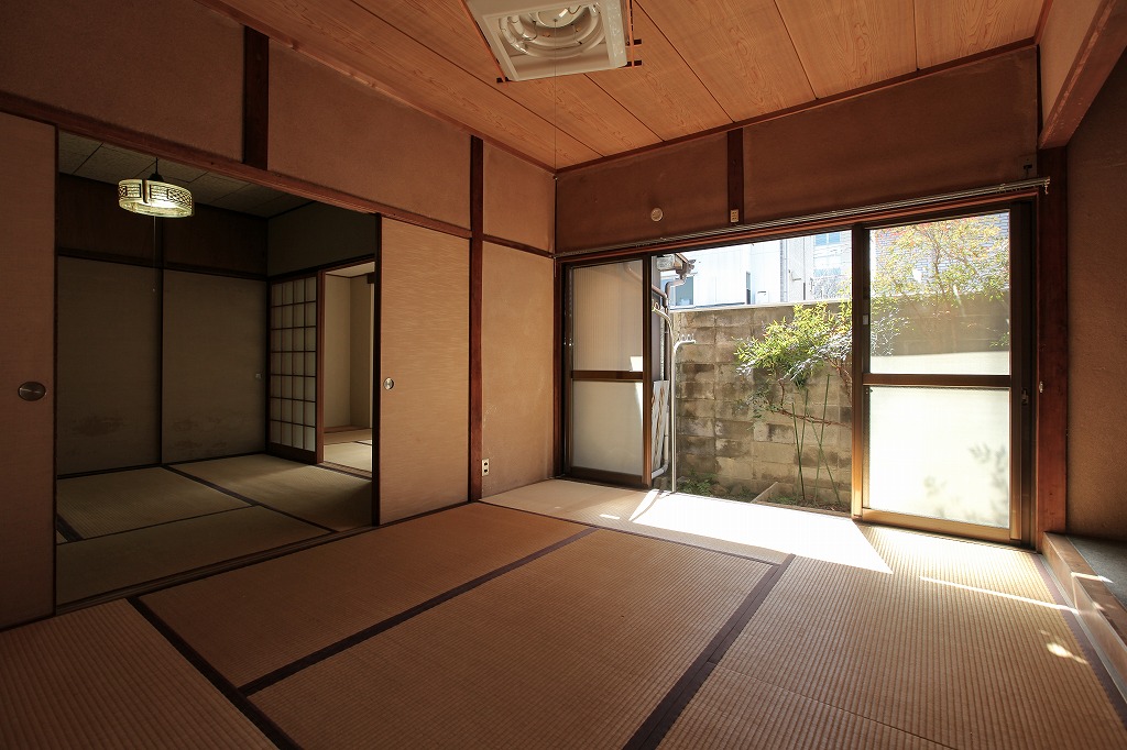 京都の北山通すぐの中古テラスハウス物件の和室と庭