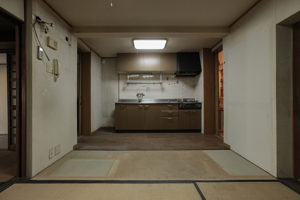 京都市中京区の壬生の京町家物件のキッチンと和室
