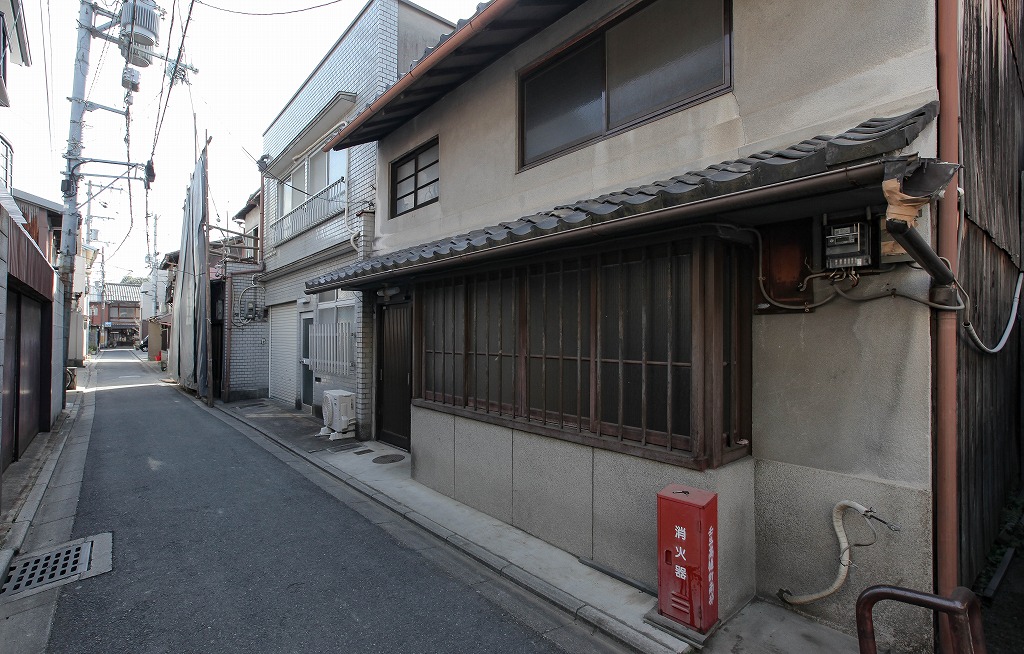 京都の阪急大宮駅近くの京町家物件の外観と前道