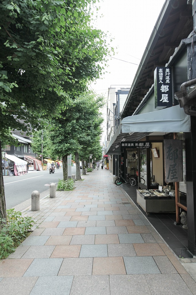 烏丸御池駅近くの中古テラスハウス物件の東の寺町通