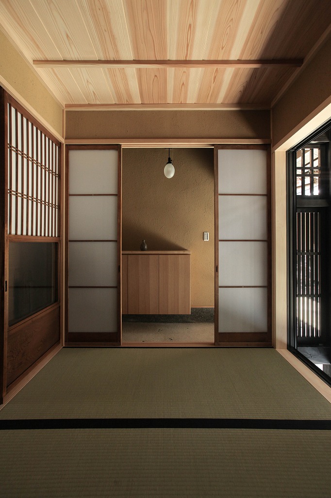 京都の祇園・宮川町そばのリノベーション京町家物件のミセノマと玄関