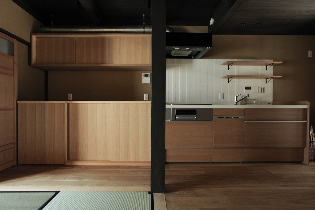 京都の祇園南のリノベーション京町家物件のキッチンと収納棚