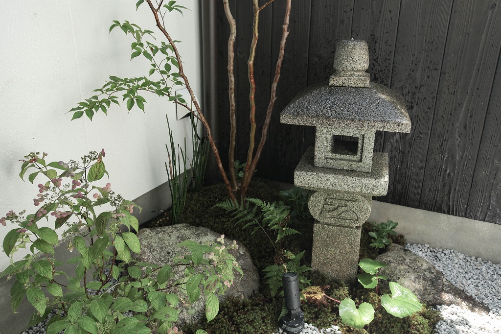 京都の祇園と鴨川近くのリノベーション京町家物件の坪庭