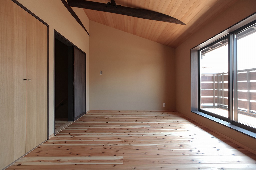 京都の祇園と鴨川近くのリノベーション町家物件のバルコニーのある洋室