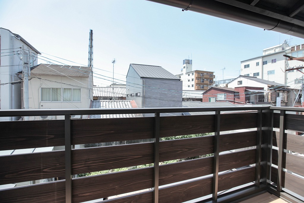 京都の祇園と鴨川近くのリノベーション町家物件のバルコニー