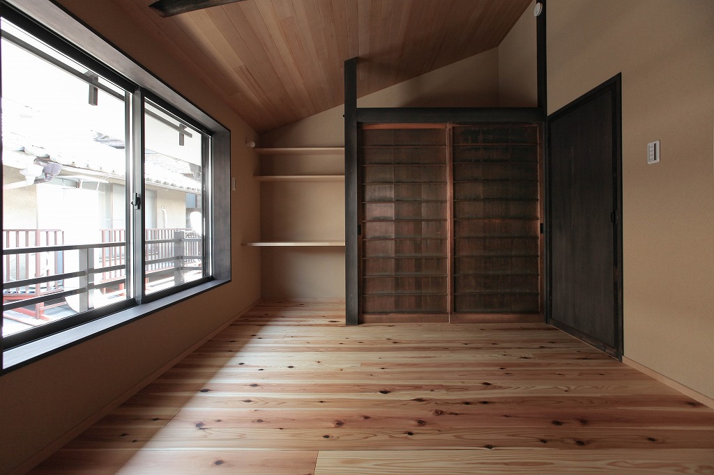 京都の鴨川と祇園の近くのリノベーション町家物件の洋室とカウンターデスク