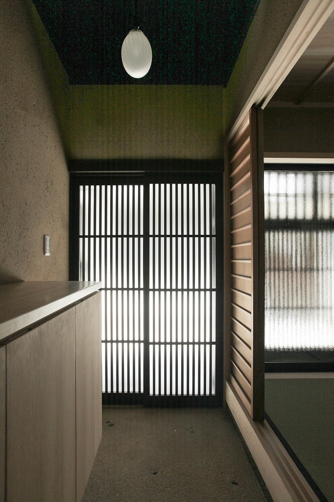 京都の祇園南のリノベーション町家の玄関