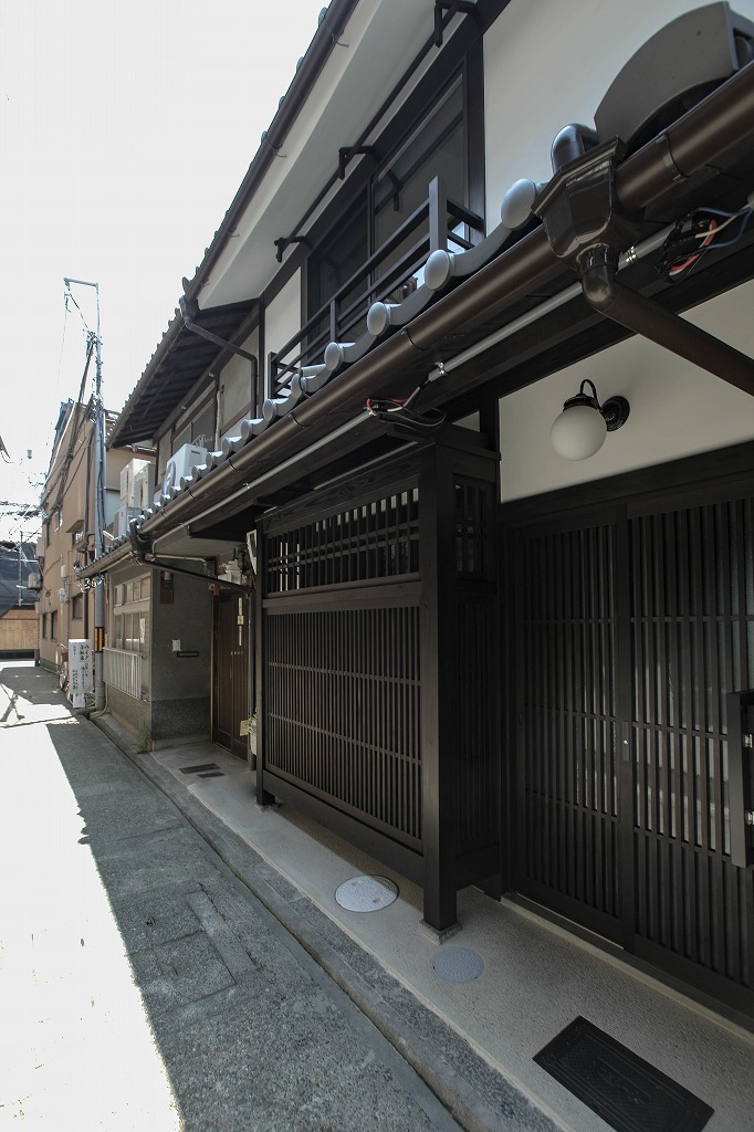 京都の祇園南のリノベーション町家物件の外観と路地