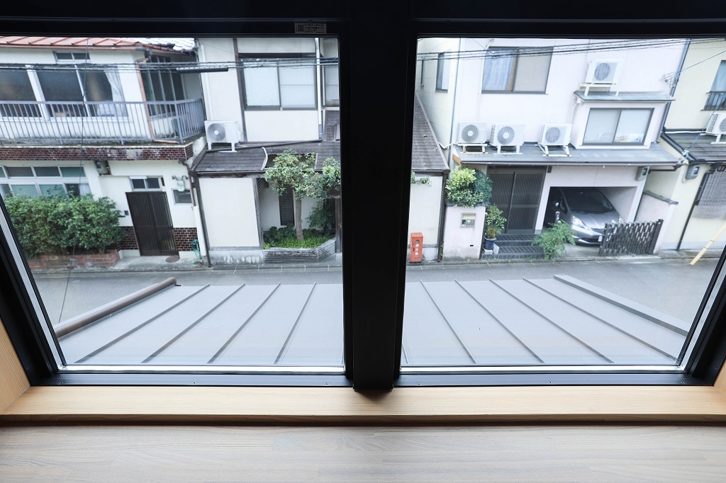 京都の賀茂川と北大路駅と北山駅近くのリノベーション中古テラスハウス物件の洋室から前道を見て