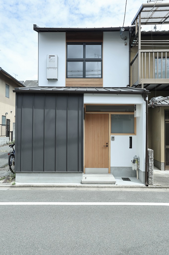 京都の地下鉄北山駅と北大路駅近くのリノベーション中古住宅の外観