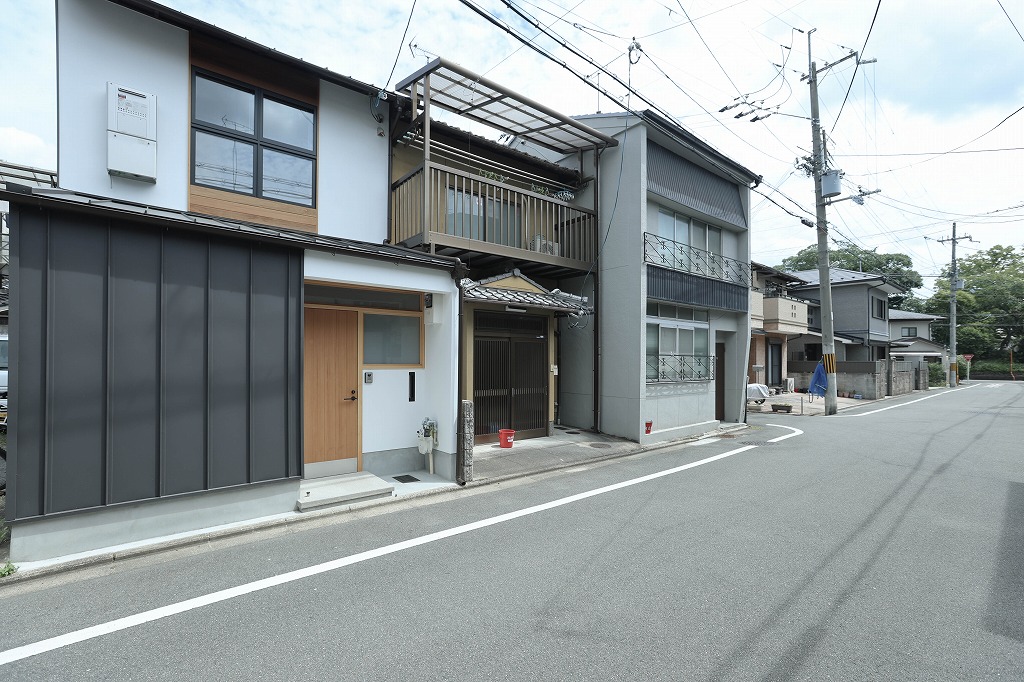 京都のソファとタイルのあるリノベーション住宅の外観と前道