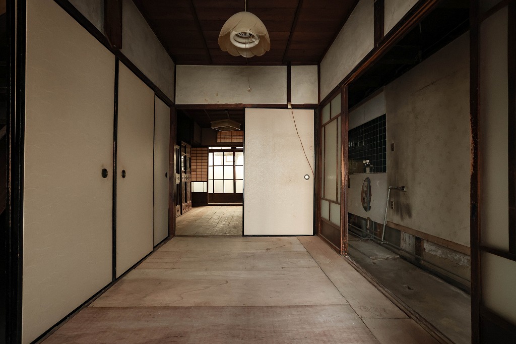 京都の地下鉄烏丸線北大路駅近くの京町家物件のトオリニワのある一列三室型の間取り