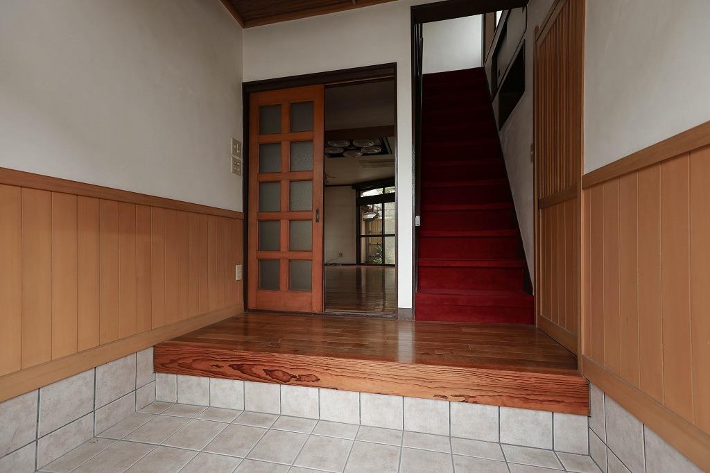 京都の岡崎の中古テラスハウス物件の玄関