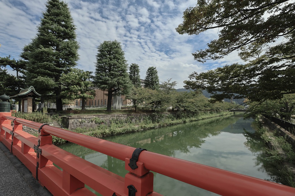 京都の岡崎の琵琶湖疎水と京都市京セラ美術館