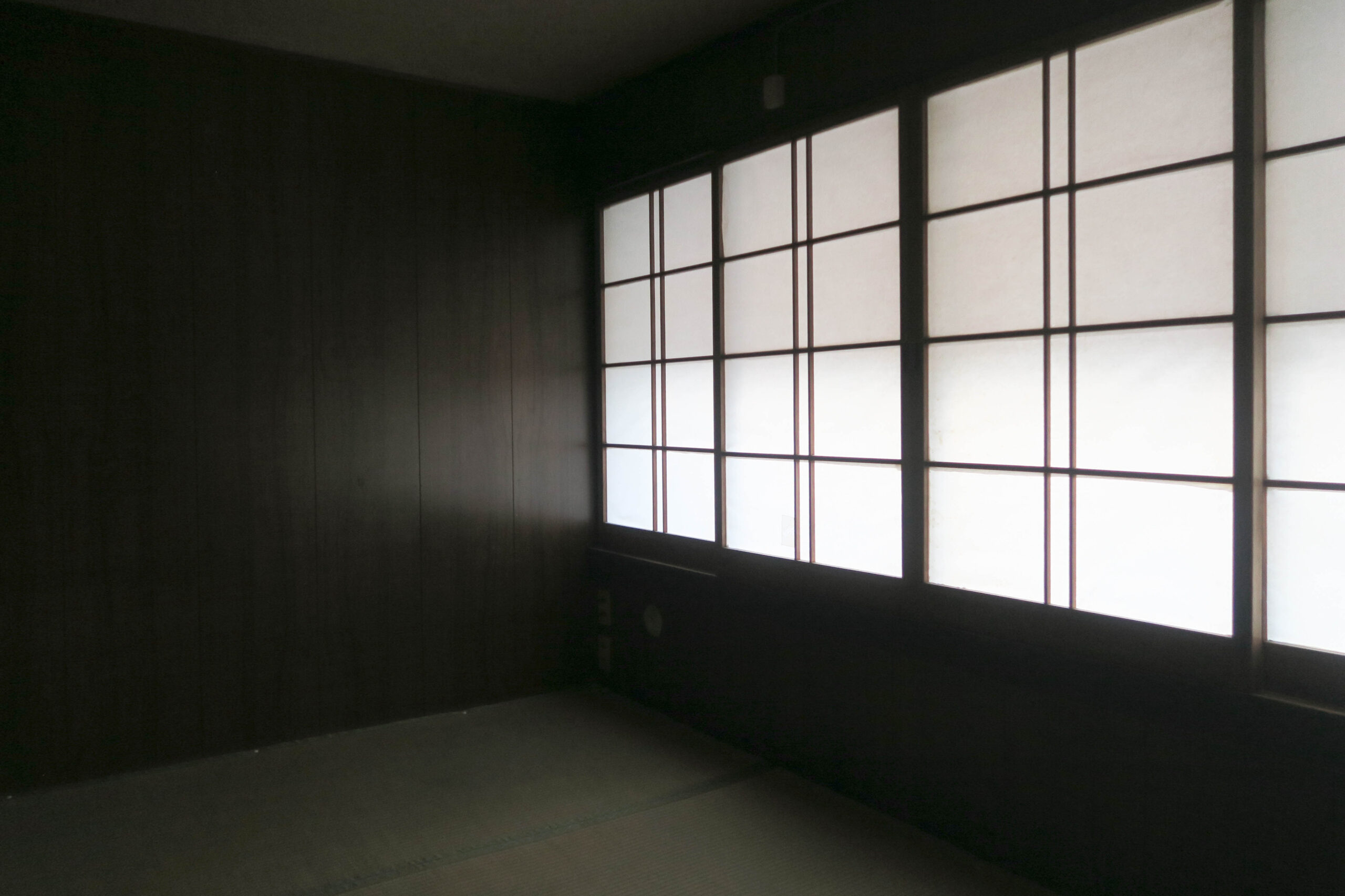 京都の観光地近くの京町家物件の和室と障子