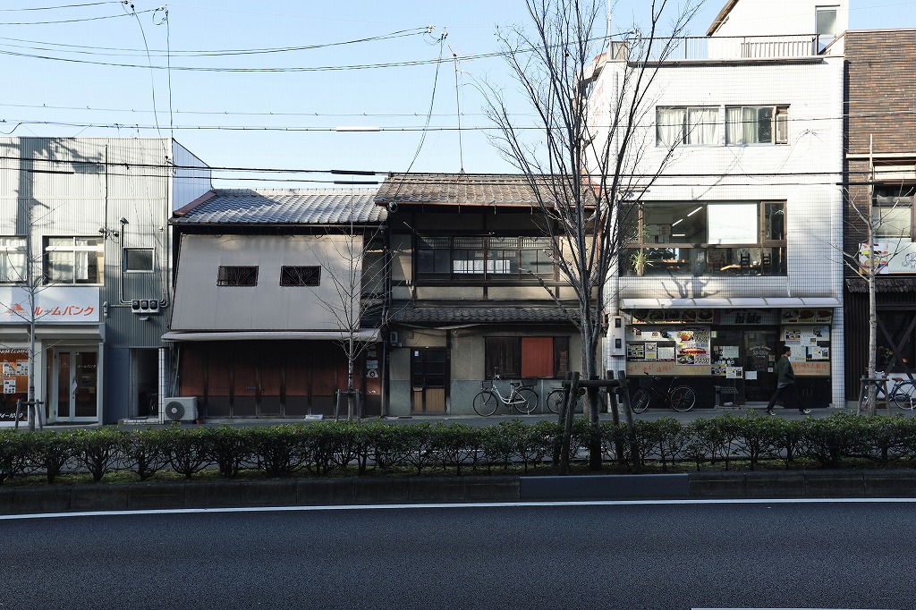 京都大学向かいの今出川通に面する京町家の店舗