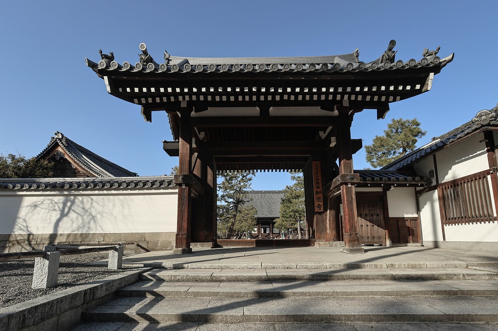 今出川通面する京町家店舗近くの百万遍知恩寺