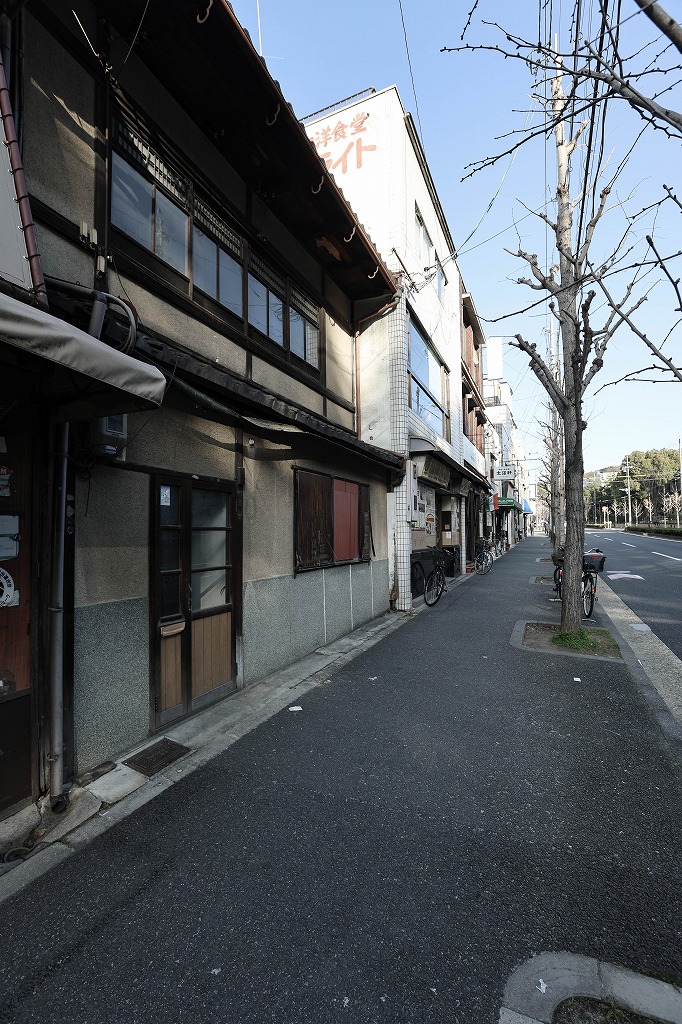 今出川通に面する京都大学向かいの町家店舗