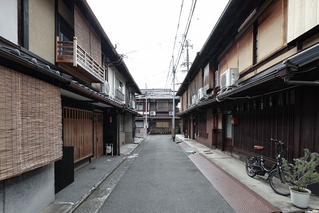 京都の名所近くの京町家と京町家が立ち並ぶ通り