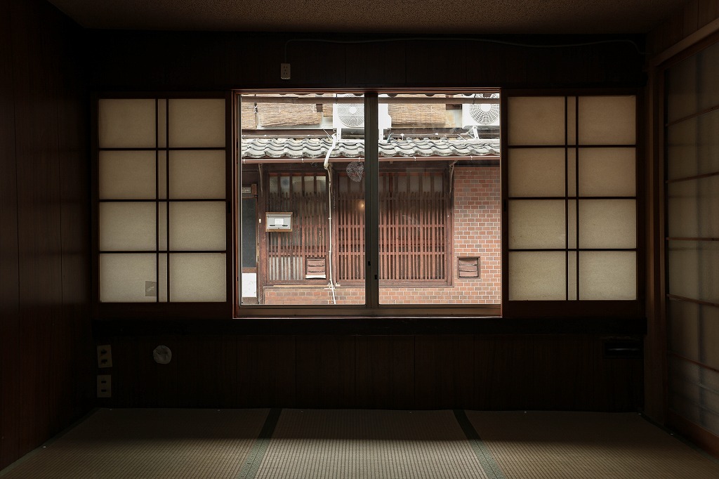 京都の名所近くの京町家物件の和室と眺望