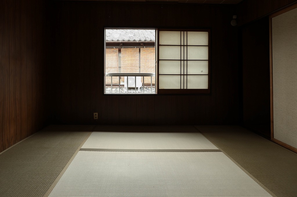 船岡温泉近くの京町家物件の和室の眺望