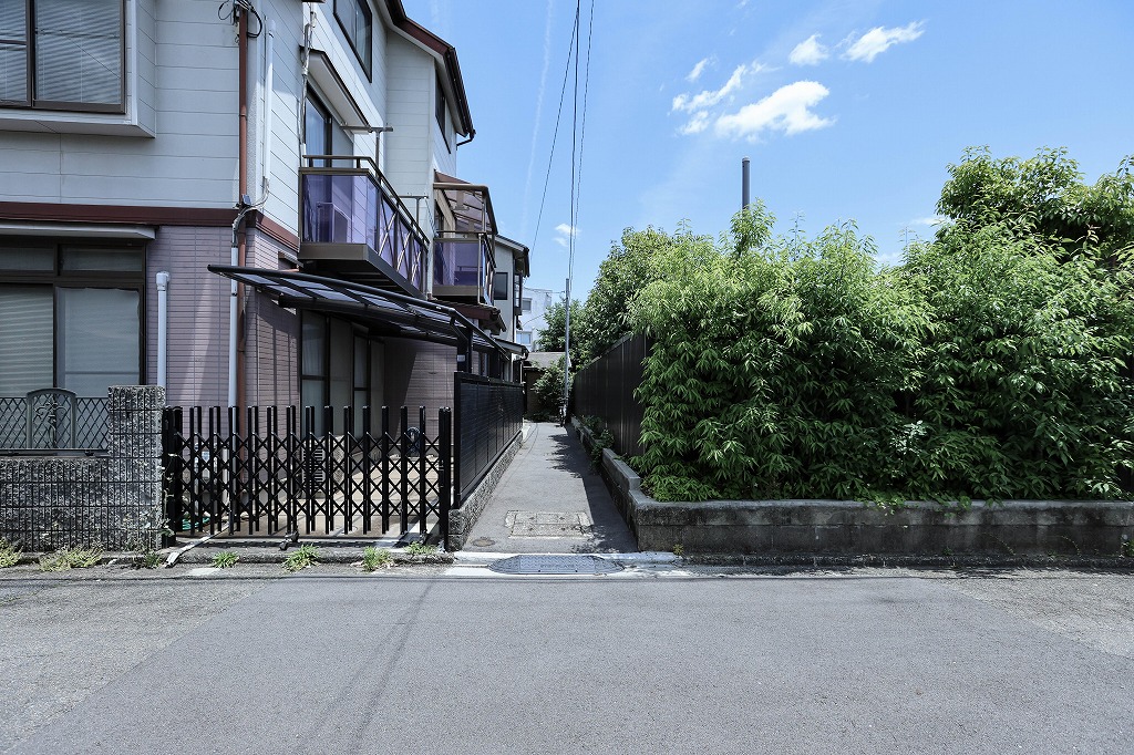 京都市上京区の御所北のリノベーション済中古戸建物件の通路と白雲荘の緑