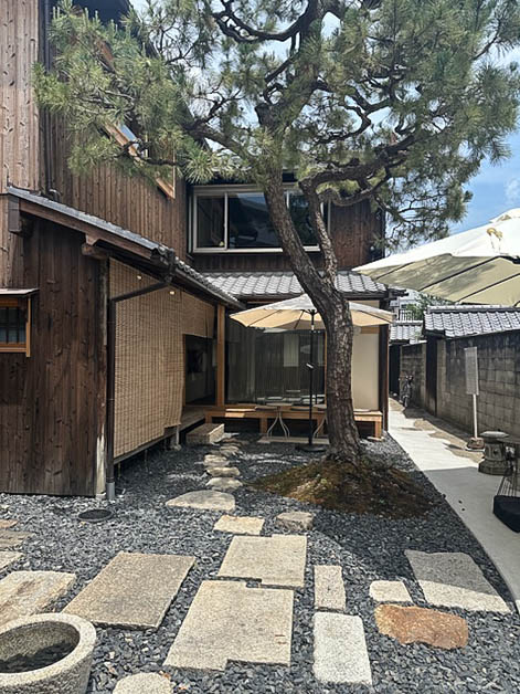 京都の平安神宮近くの町家を改装したレストランHiTOHi