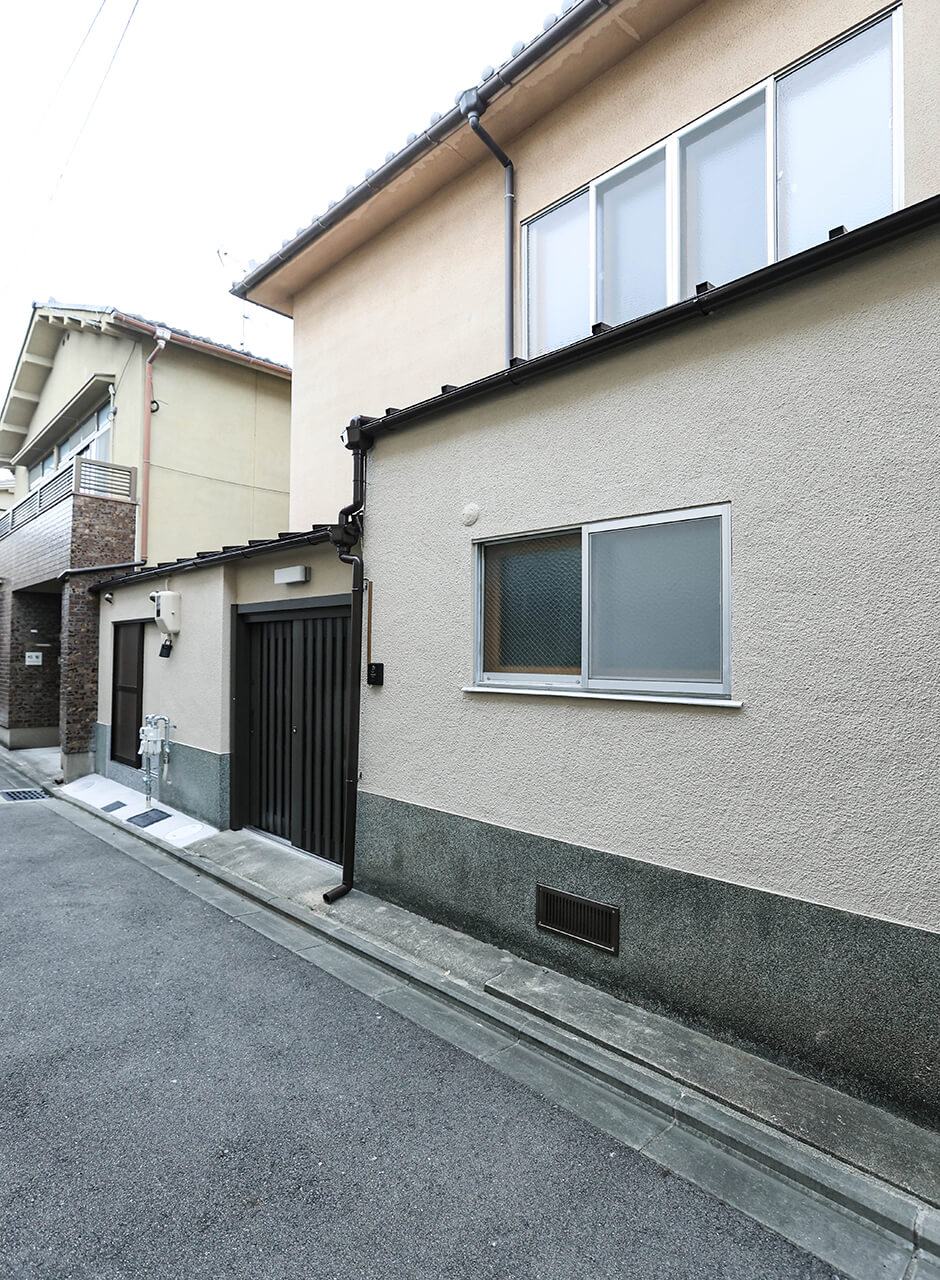 二条城北の間口の広いリノベーション戸建の外観と前道